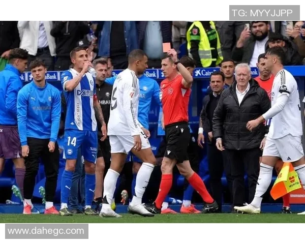 足球明星因偷窃丑闻引发舆论风暴球迷反应不一引发热议